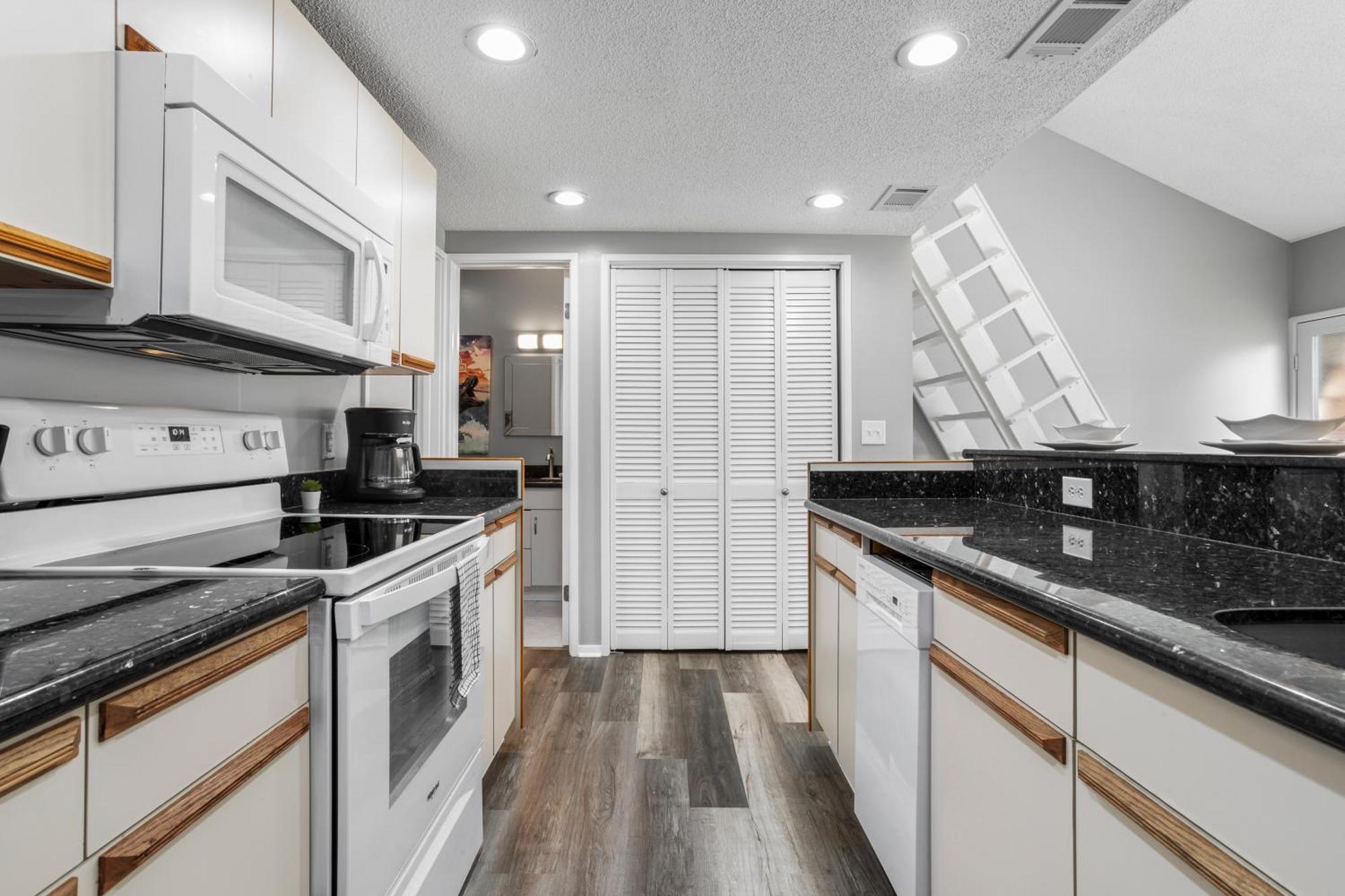 King Bed Well-Located Cozy Townhouse Retreat Apartment กัลฟ์พอร์ต ภายนอก รูปภาพ